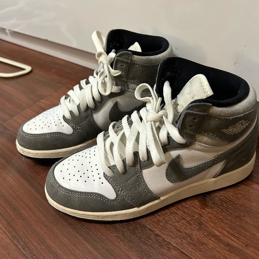Nike air jordans 1 mid shoes